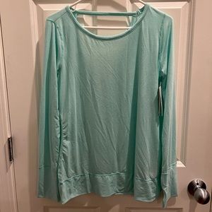 NWT — GapFit Breathable, Moisture Wicking Long Sleeve Shirt. Size MED.